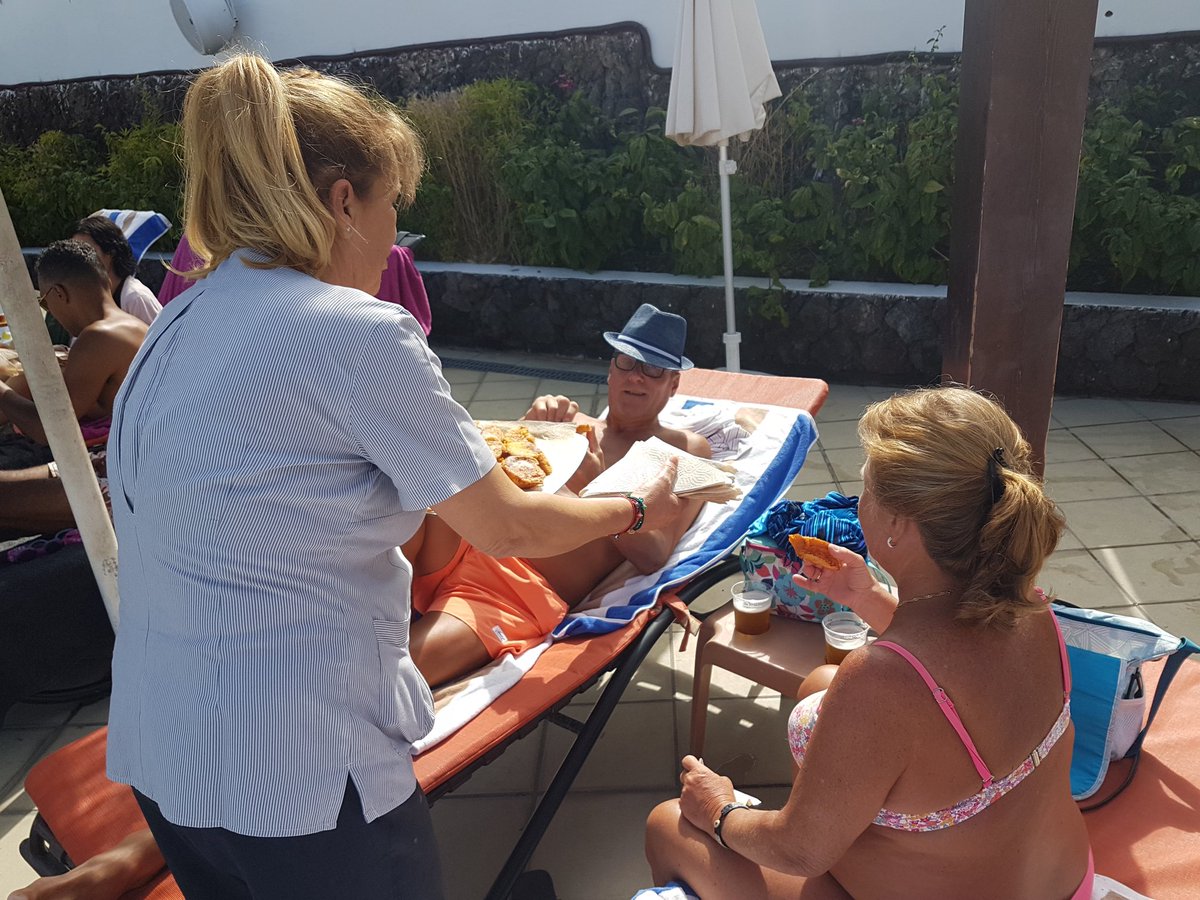 ElenaDortaTFE's tweet photo. Today we went around the pool at #sunsetbayclub with nice homemade #torrijas,  guests loved this! #LifeAtDiamond #DiamondResorts #easterholidays @CoordSunsetBay @CristinaglezRM @ThaisMo46358326 @LuisFelicidad @LayaSbc @JanosSBC @arzola_pepi https://t.co/YMcrv3Vu6j