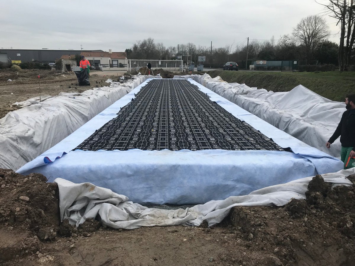 TencateGeoclean's tweet photo. #CaseStudy #Nantes #France Runoff water from the impervious pavement, polluted by hydrocarbon leaks from the traffic, is collected by several gullies and directed by a network of pipes to a buried retention basin of about 30 m x 6 m x 1 m. #TenCateGeoClean® https://t.co/RWnzyhxZPf