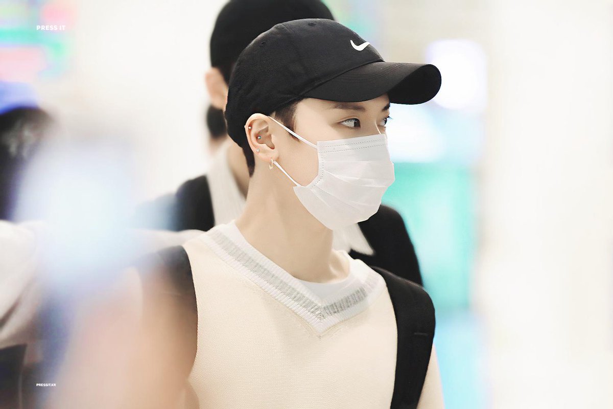 Pressit_kr's tweet photo. 190418 ICN #TEN 
세로 크롭 했더니 어깨가 잘려서 가로가 최선...😲 https://t.co/jIHt88TTN9