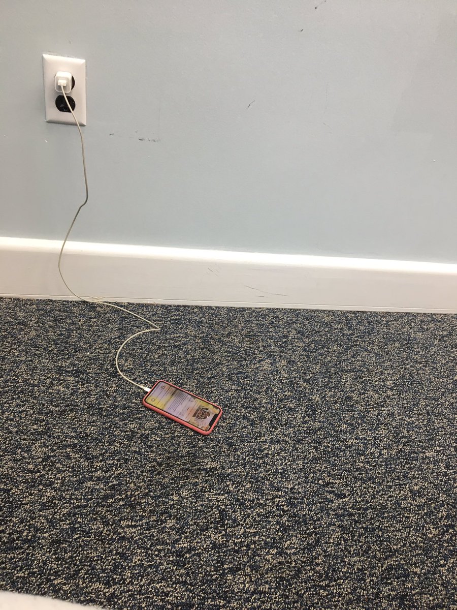 omowe__'s tweet image. Fásolá ń se bebe. she left US to “come and Charge” my phone in Nigeria. #MoneyIsCirculating