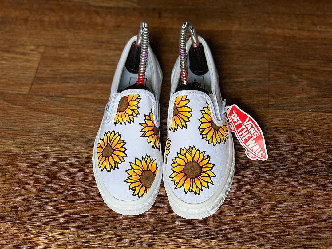 BWear03's tweet photo. π»
#BWear π¦
β’
β’
β’
#sunflower #sunflowers #sunflowervans #sunflowershoes #vans #customvans #customshoes #offthewall https://t.co/BqnCtgTTFb