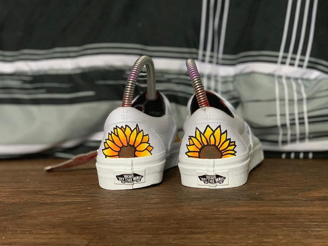 BWear03's tweet photo. π»
#BWear π¦
β’
β’
β’
#sunflower #sunflowers #sunflowervans #sunflowershoes #vans #customvans #customshoes #offthewall https://t.co/BqnCtgTTFb