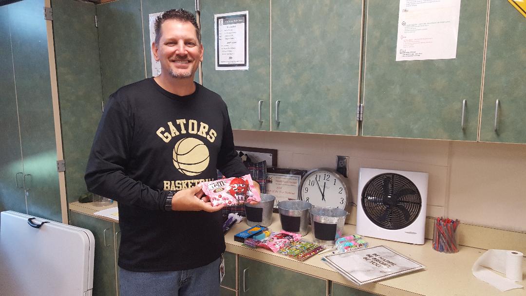 The SUNSHINE Bunny came to visit.  Look who won our first prize! Some days it is all about the fun! #teacherswithtoys  #letslaughalittle
<a href="/RSMSGATORS/">River Springs MS</a>  <a href="/LisaStJohn67/">Lisa St.John</a> @CoachSStory_UHS