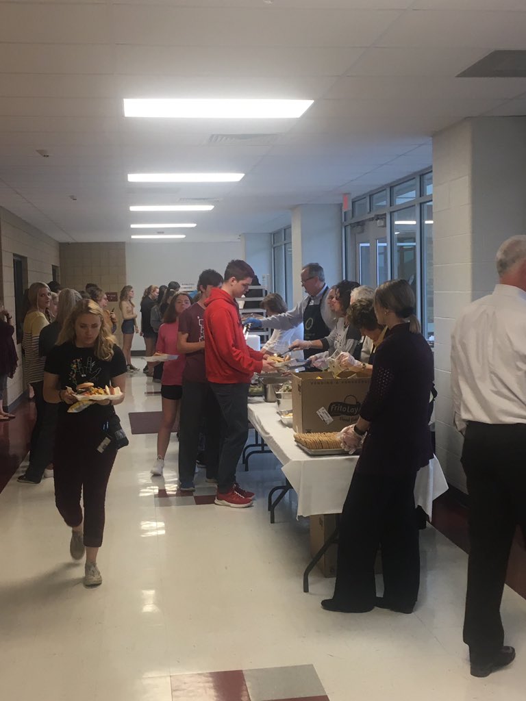 GrishamRHS's tweet photo. Thank you to the Noon Rotary for recognizing our kids for the CORE luncheon!!! Students have to have a Gold Card (3.5 GPA or above) or have improved a card because of their improved grades to get the lunch!!
#RollaBulldogs https://t.co/ePSnCIif2a