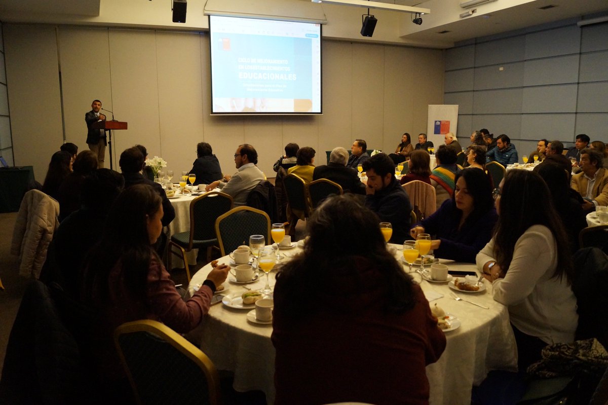 SEREMI_EDUC_V's tweet photo. En #ViñadelMar Seremi de Educación realizó Jornada con Establecimientos de Adultos de la región sobre el uso y análisis de datos bajo la metodología de investigación de acción, en cooperación con @upla_comunica. #ChileLoHacemosTodos #EPJA https://t.co/XZjJ8MrGPh