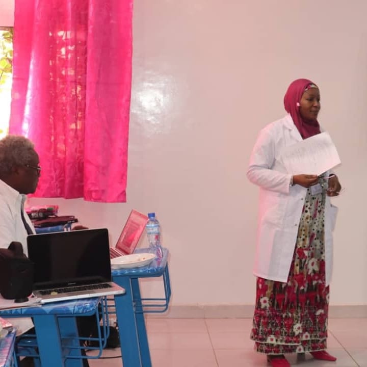 SosNiger's tweet photo. La formation à été  présenté par  :
 le chirurgien oncologue,présidente de l' ONG SOS CANCER NIGER   Dr DILLE Issimouha 
 le chirurgien oncologue  Dr KASSÉ Abdoul Aziz du Sénégal
 l'anatomopathologiste Dr ZAKI M.Harouna du Niger
Merci à tous ces grands medecins https://t.co/UjQicGKDtA