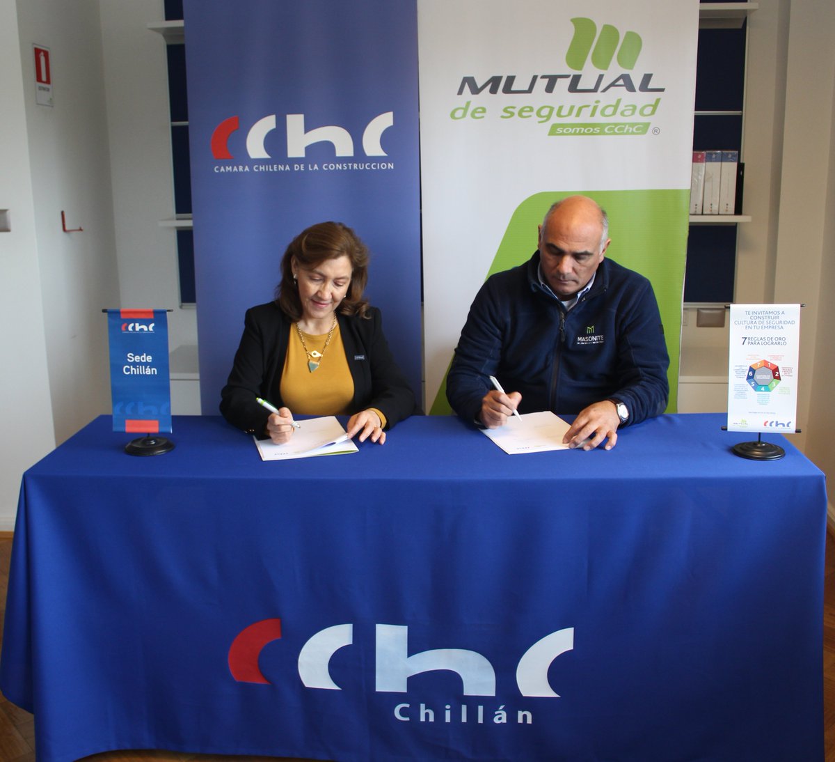 CChCChillan's tweet photo. La @CChCChillan y @mutualcchc firmaron convenio de colaboración para reafirmar compromiso con la  seguridad de los trabajadores y sus familias. Nuestra tasa estimada de accidentabilidad 2019 es de 1.56 cifra que buscamos disminuir hasta alcanzar los #0accidentes https://t.co/9B95v0xwa9