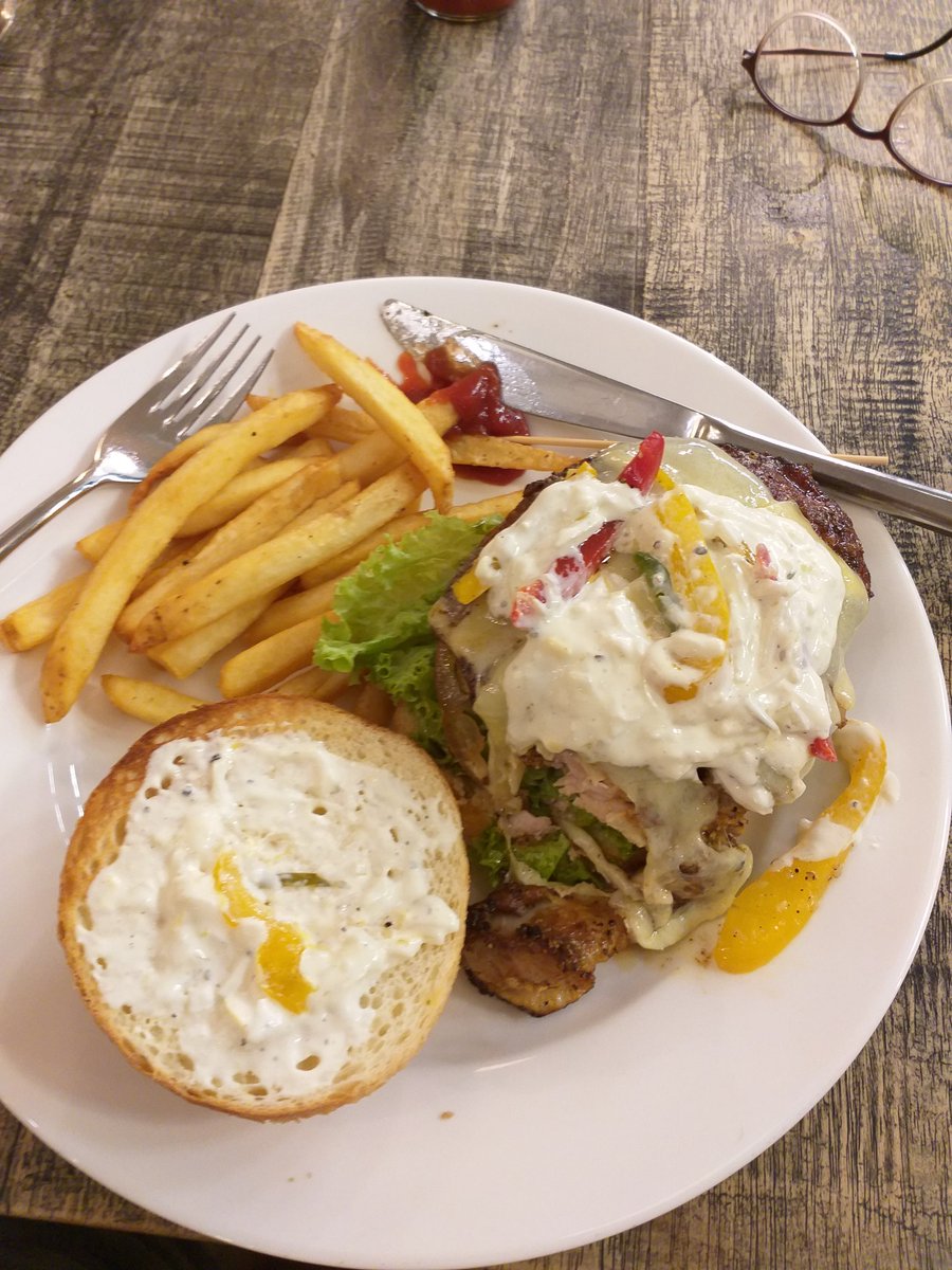 ZidnPhotos's tweet photo. Delicious #Chicken #Burger for lunch in #KualaLumpur Bonjour Restaurant #Intermark moist tasty feeling!
#Chickenburger @malaysiafoodie @mfoodhunt @MalaysiaFood @FoodPornMlaysia #kualaLumpurfood https://t.co/s3lP2EcjZt