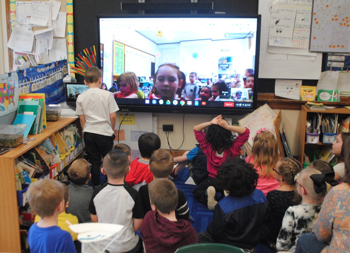 GlensFallsCSD's tweet photo. @GFtechteam's STEAM Day at Jackson Heights was a blast: discussing book characters via Google Hangout; programming Dash robots along timelines of the American Revolution; taking a Google Expedition into the Revolutionary War; building motorized Lego bots and coding them to move! https://t.co/TqD9hlOoRo