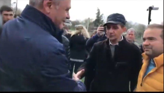 StirileProTV's tweet photo. Liviu Dragnea, lăsat cu mâna întinsă de un tânăr. ”Eu nu dau mâna cu hoți”. VIDEO --- https://t.co/Q43Jq5Ce3K https://t.co/09yhAkJUz2