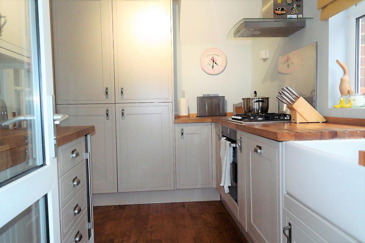 SimsWilliamsEst's tweet photo. ** HALF PRICE TENANT REFERENCING FEE'S** THREE BEDROOM semi-detached #house in QUIET #CULDESAC with good access to the A259 &amp; A27. Finished to a HIGH STANDARD with OFF ROAD PARKING and PRIVATE SECURE GARDEN.https://t.co/vgwW4E3W8J https://t.co/G59ZjvKFXv