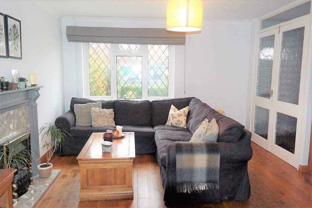 ** HALF PRICE TENANT REFERENCING FEE'S** THREE BEDROOM semi-detached #house in QUIET #CULDESAC with good access to the A259 &amp; A27. Finished to a HIGH STANDARD with OFF ROAD PARKING and PRIVATE SECURE GARDEN.simswilliams.co.uk/property/resid…
