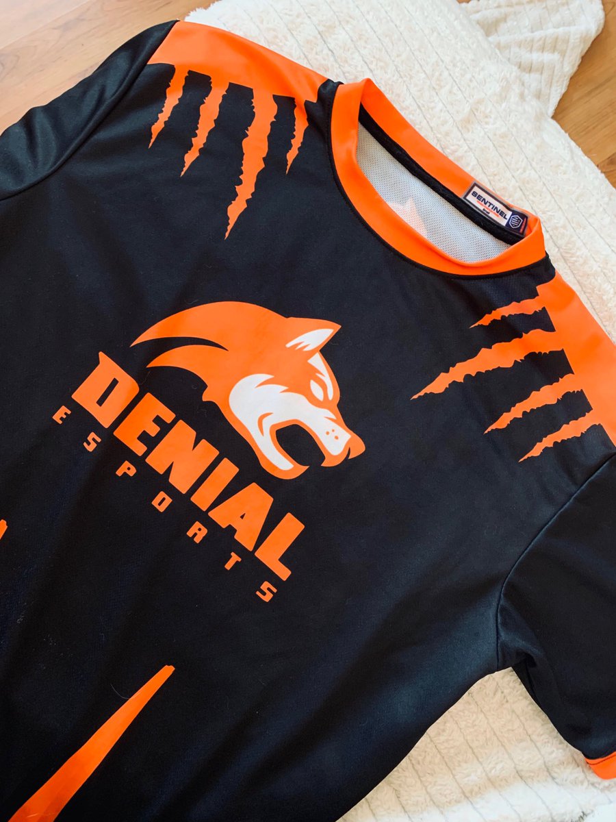 Zeeked's tweet photo. Comme promis, je vous fait gagner un de mes maillots, il suffit simplement de #RT ce tweet et me follow pour participer! 💪🏼 (le gagnant choisira entre les deux couleurs) https://t.co/4UL6uQitej