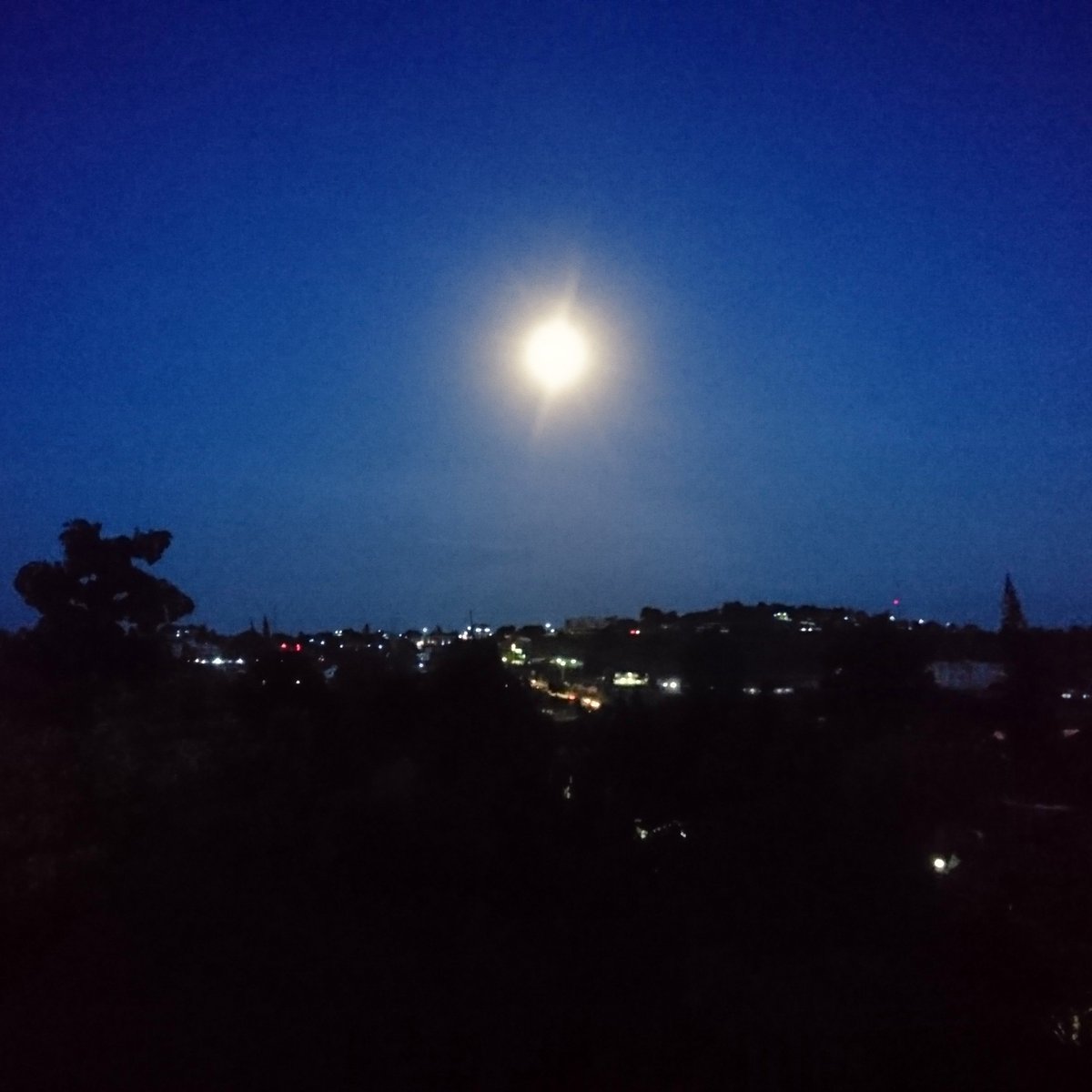 EmmaScullion's tweet photo. Moonrise #Ntinda #Kampala https://t.co/1L0i1E4DHB