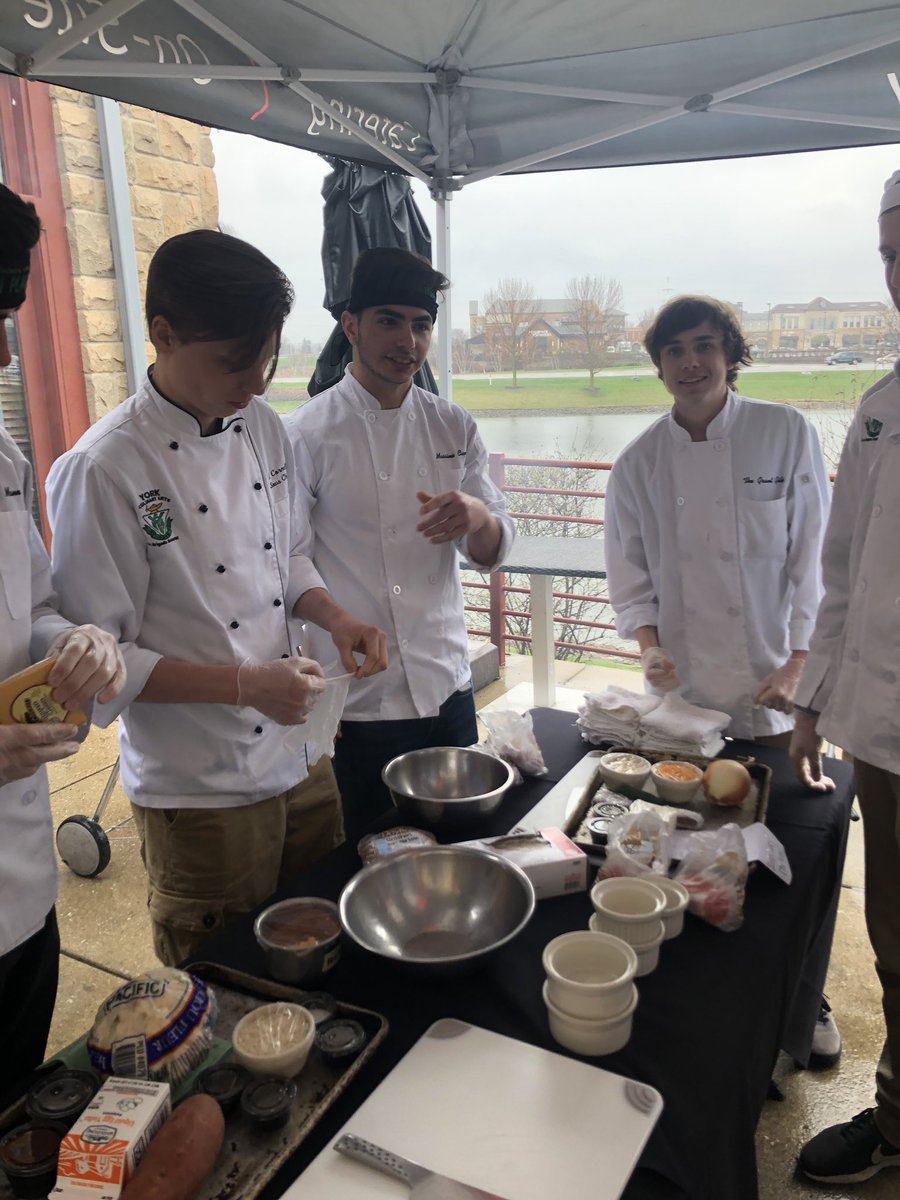 Yorkactivities's tweet photo. Thank you so much to the @OakBrookChamber for setting up our #bridgepartnership with @thewebergrill for our culinary contest!! Burger challenge! @ElmhurstD205 @thisisyork @YorkD205 https://t.co/IjWMirxoyp