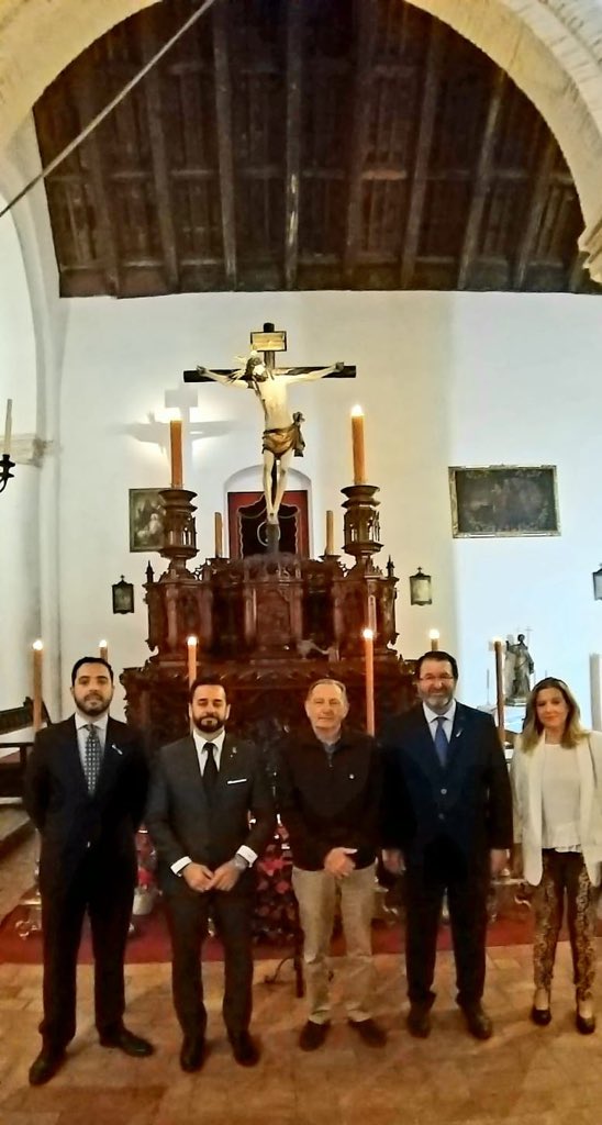 TurismoAND's tweet photo. ⛪️ 🕯Declarada Fiesta de Interés Turístico Nal., la #SSanta de #Carmona es joya patrimonial artística y devocional.
✅El viceconsejero de #Turismo ha visitado varias hdades. y les ha trasladado el apoyo de @AndaluciaJunta en defensa del patrimonio y difusión de la Semana Santa. https://t.co/HZYUrFJAw7
