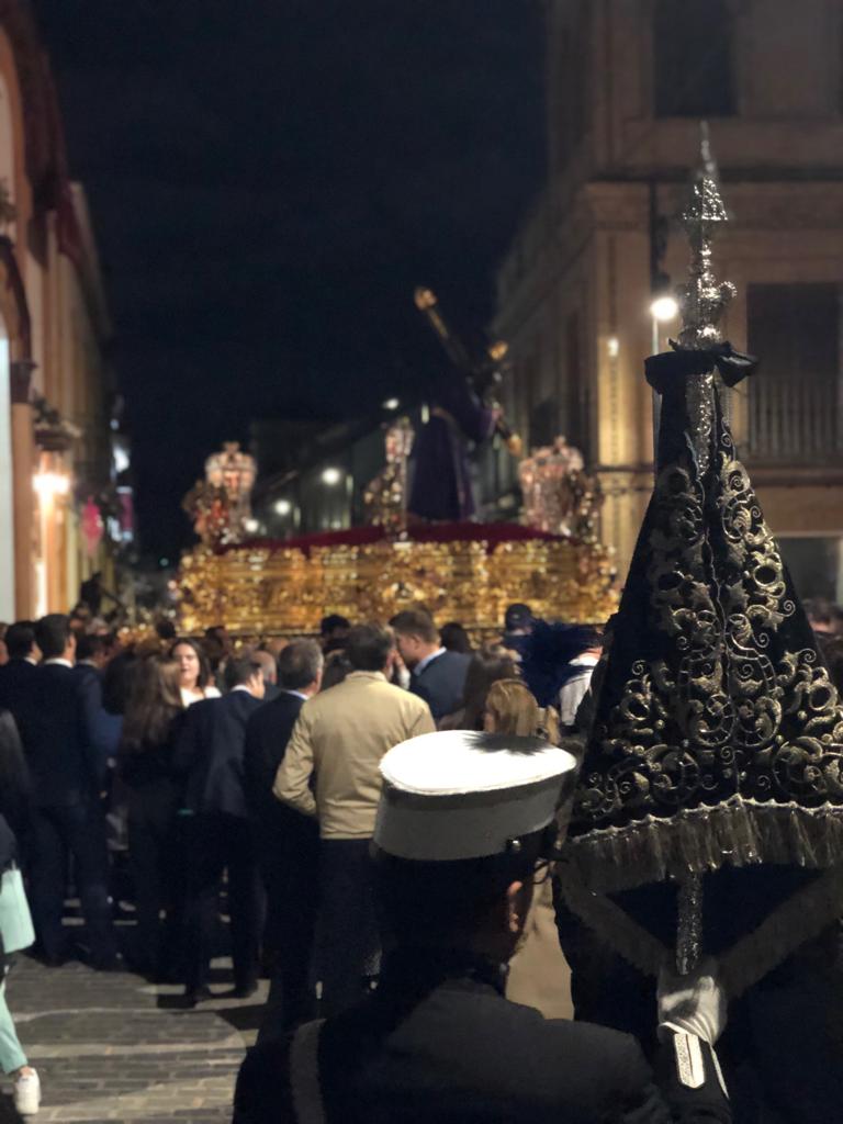 SantaCruzHuelva's tweet photo. Se recoge Ntro. Padre Jesús del Gran Poder con el enlace de "Señor de San Román", "De tu Merced, Cautivo..." y "La Pasión".

#SantaCruzSS19 https://t.co/fmsOdTHCpv