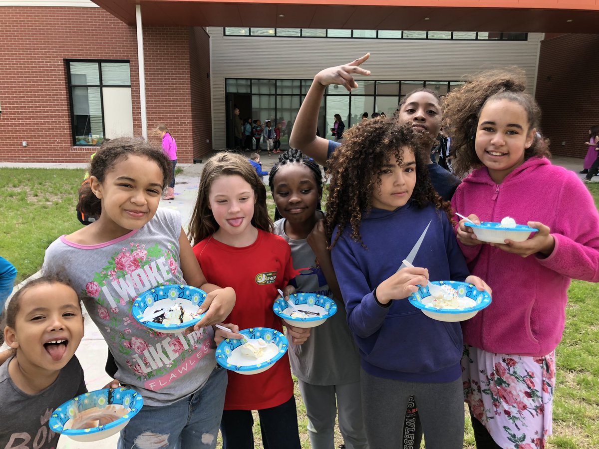 tongie_teach's tweet photo. Ice cream celebration to end assessment season! #4thgradebuddies #Jardine501 #WeAreTPS @kerickson44 https://t.co/8wGJ0hMBhv