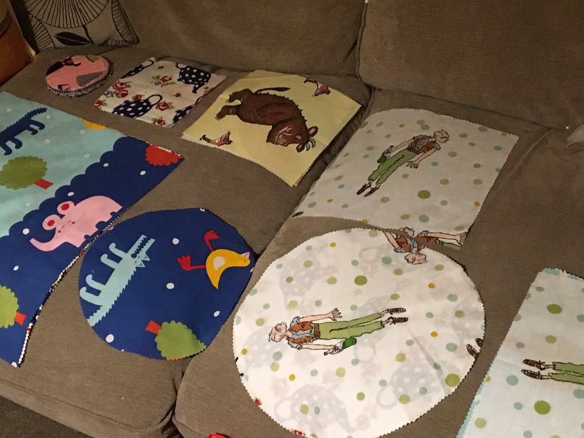 soy_what's tweet photo. Nobody needs to use the living room for sitting, right? π got some new fabrics cut tonight, will be updating the shop (link in bio) over the bank holiday #vegan #waxwraps #soywax #ecofriendly #sustainable #reducereuserecycle #2023plasticfree #smallbusiness #busyeaster https://t.co/h3Zm988Dao
