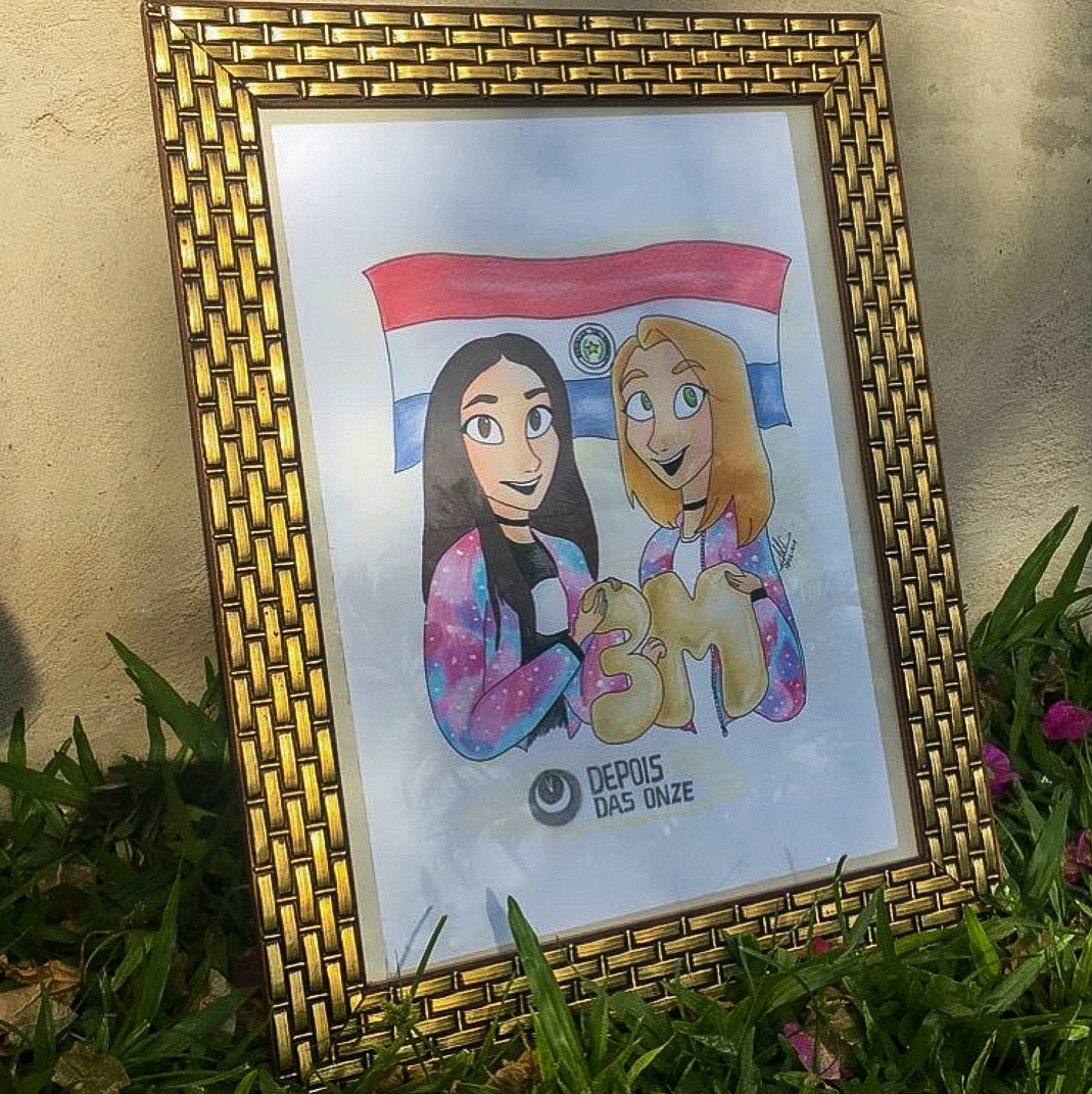 dpsdasonze's tweet photo. Olha só que fofura esse desenho que o @soubacanabr fez pra gente quando batemos 3 milhões de inscritos ❤ Com direito à moldura e tudo! Esse veio diretamente lá do Paraguay 🤗 Demais, né? Postem os desenhos de vocês com a tag #ARTEDD11, estamos de olho 😍 https://t.co/0EAAS2ikyL