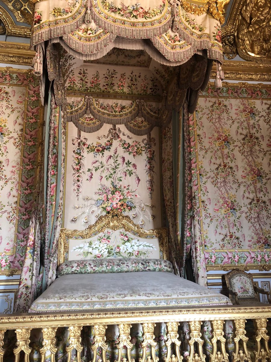 Uzivatel パリ旅ステーション 公式 Na Twitteru ついに修復中だったヴェルサイユ宮殿の王妃の間が再オープンしました この 部屋でマリーアントワネットを含む3人の歴代フランス王妃が過ごしました ここで生まれた19人の フランスの子 は全て公開出産だった