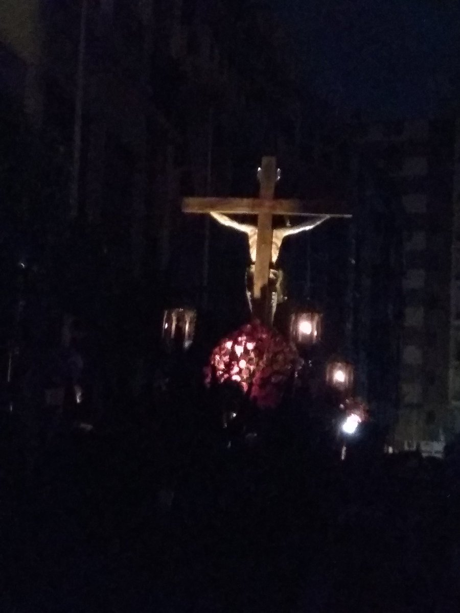 Silencio en la noche de Jueves Santo al paso del Cristo del Refugio  #SemanaSantaMurcia #CofradiaDelCristoDelRefugio @CSCofradiasMur @pasodelexpolio  @LuisFerrerPinar