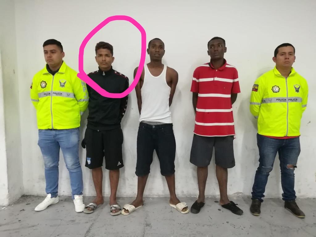 Este e el delincuente que intentó asaltarme en el tráfico entre Cumbayá y Miravalle en mitad del tráfico la semana pasada a las 7y30 de la noche. Si lo identificas vamos a poner la denuncia para que se pudra en la cárcel. <a href="/MinInteriorEc/">Ministerio del Interior Ecuador 🇪🇨</a> #sinmiedopornuestraseguridad