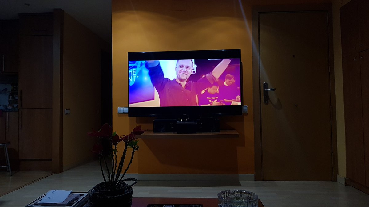 lauwallace_'s tweet image. #ASOT910 💟