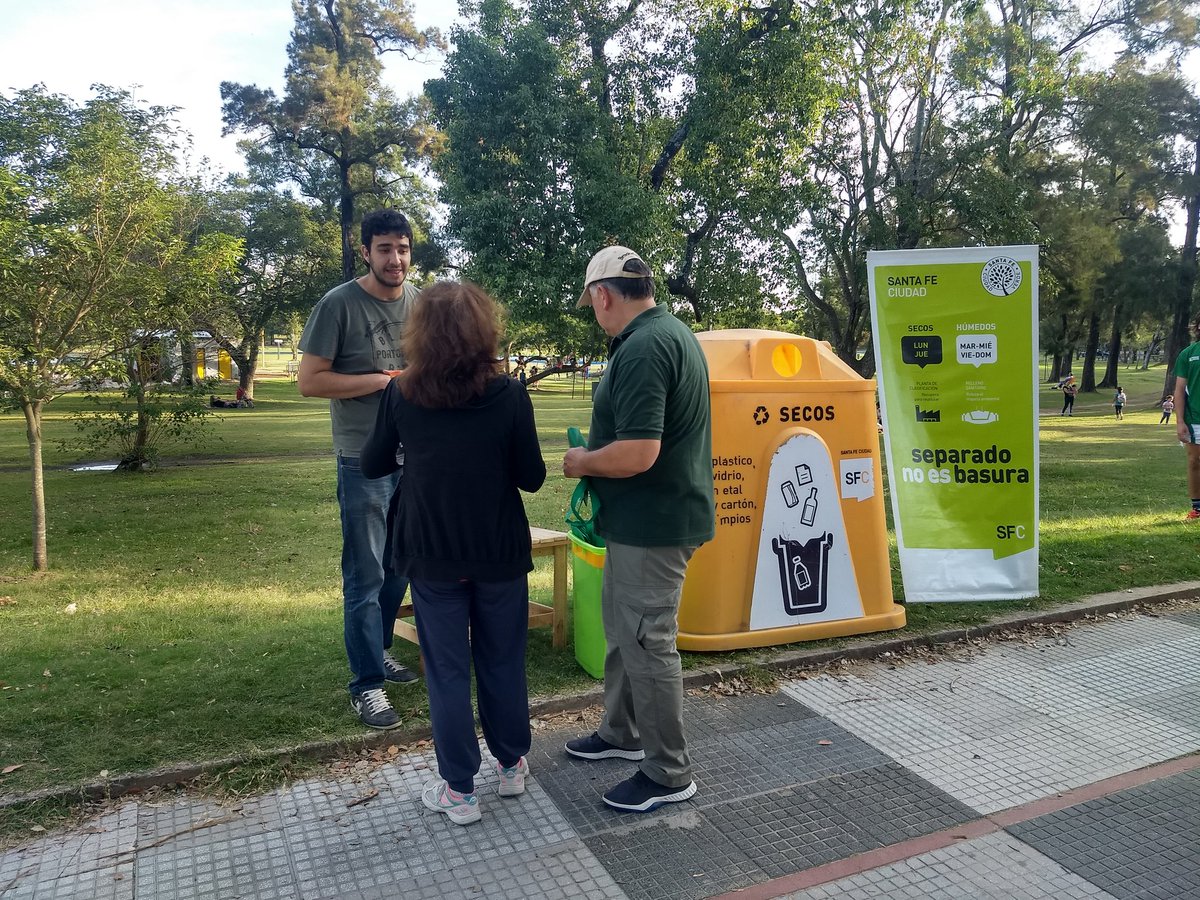 NachoSchneider's tweet photo. ♻️ Gran convocatoria de voluntarios para la limpieza y concientización en el Parque Sur, organizada #SantaFeVerde 👏
Sumamos #EcoCanje de residuos reciclables por bolsas reutilizables y semillas con compost.
Una ciudad más verde la hacemos entre todos 💪 @SantaFeCiudad @mgcejas https://t.co/w2LXFFJ0ki