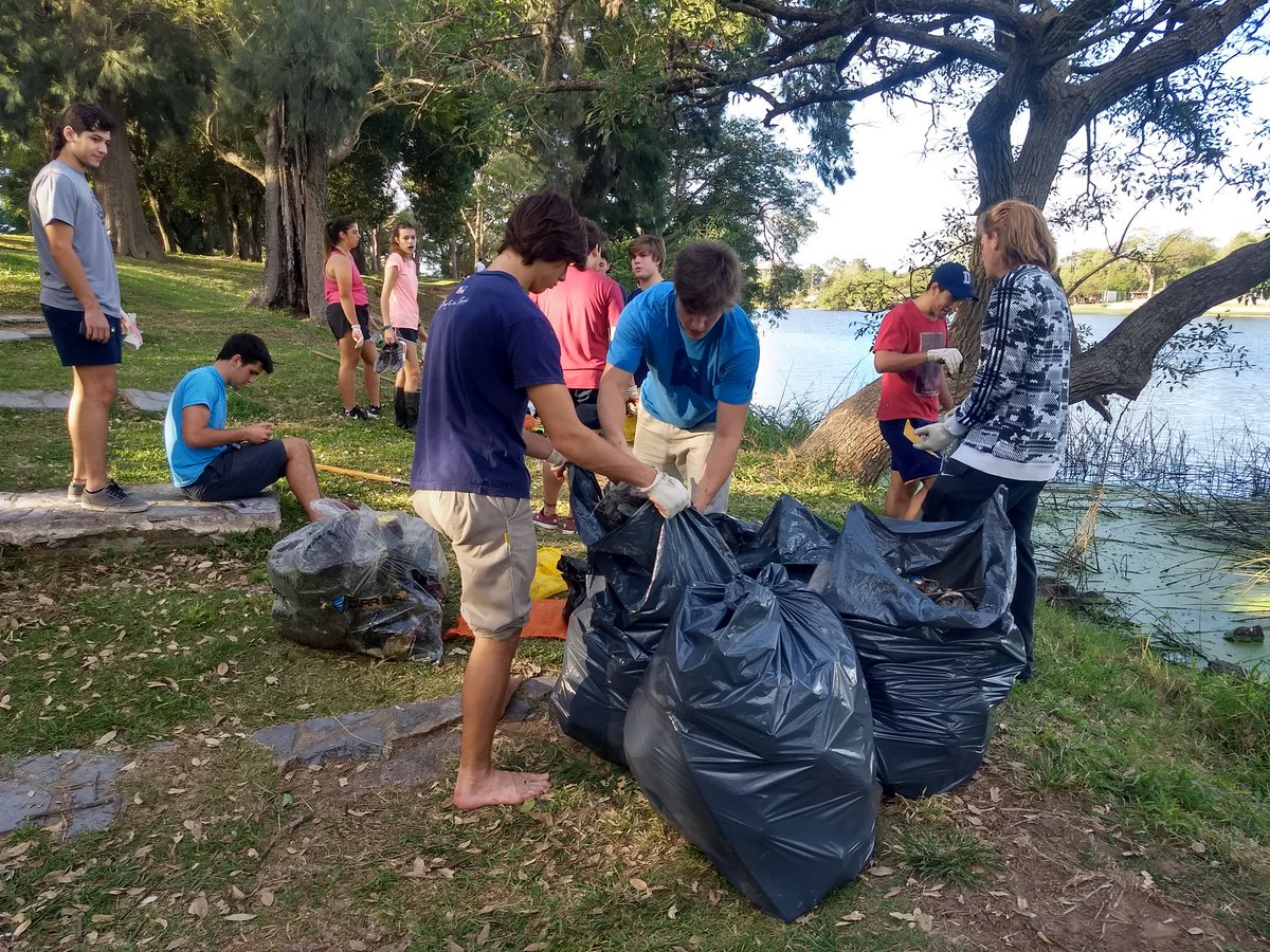 NachoSchneider's tweet photo. ♻️ Gran convocatoria de voluntarios para la limpieza y concientización en el Parque Sur, organizada #SantaFeVerde 👏
Sumamos #EcoCanje de residuos reciclables por bolsas reutilizables y semillas con compost.
Una ciudad más verde la hacemos entre todos 💪 @SantaFeCiudad @mgcejas https://t.co/w2LXFFJ0ki