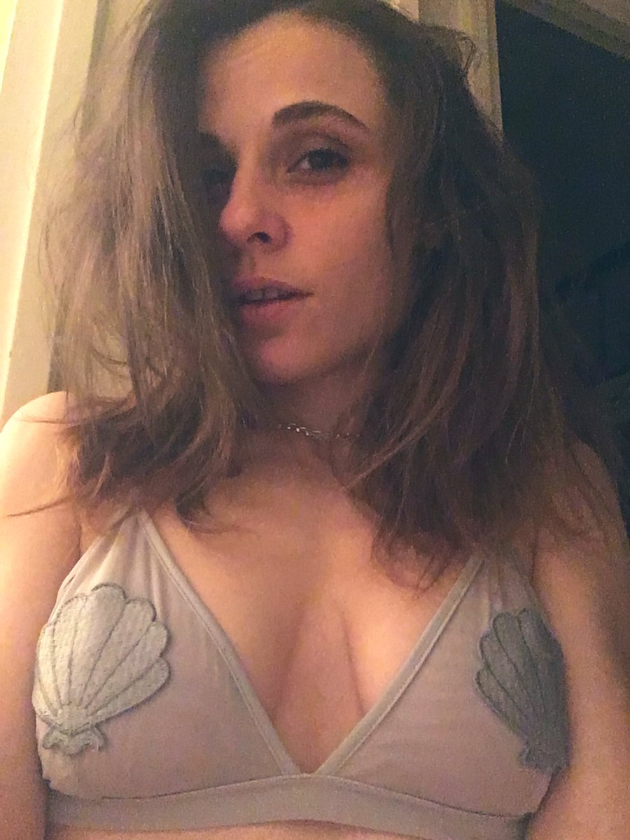 RackFramboise's tweet photo. Envie de vacances alors j’ai mis mes #coquillages 😜🐚 #rackframboise #selfieoftheday #selfie #nomakeup #nomua #boobs #shells #frenchgirl #girl https://t.co/PSZmg35wCp