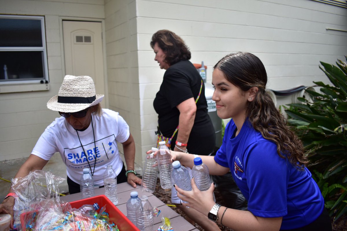 EastRiverHS's tweet photo. On Saturday April 6th, the Spanish National Honor Society was invited to assist at the Latino Leadership Blue Games for families of Children with Autism. The students did a great job helping out at the games! #wERise #AutismAwareness #ServiceLearning https://t.co/AQQ52aC2It