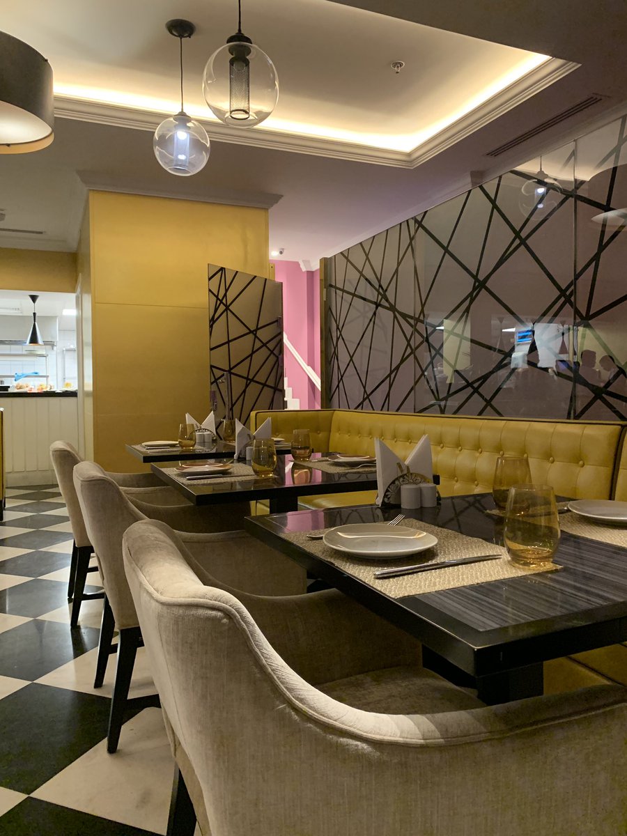عشاء اليوم كان بـ :
•مونتان بيسترو | Montaigne Bistro 🌿
ميني برقر دجاج لذيذ وخفيف👍
•الحلويات: تشيز كيك رمان باللوتس🌟، فرنش توست، كيك بالعسل🍯
•الجلسات الخارجية جميلة مره مع الرذاذ💦
•الأسعار: متوسطة لـ مرتفعة💸
•الخدمة ممتازة 🌟
•الحلويات كويسة💯
•موقعه: تركي الأول📍