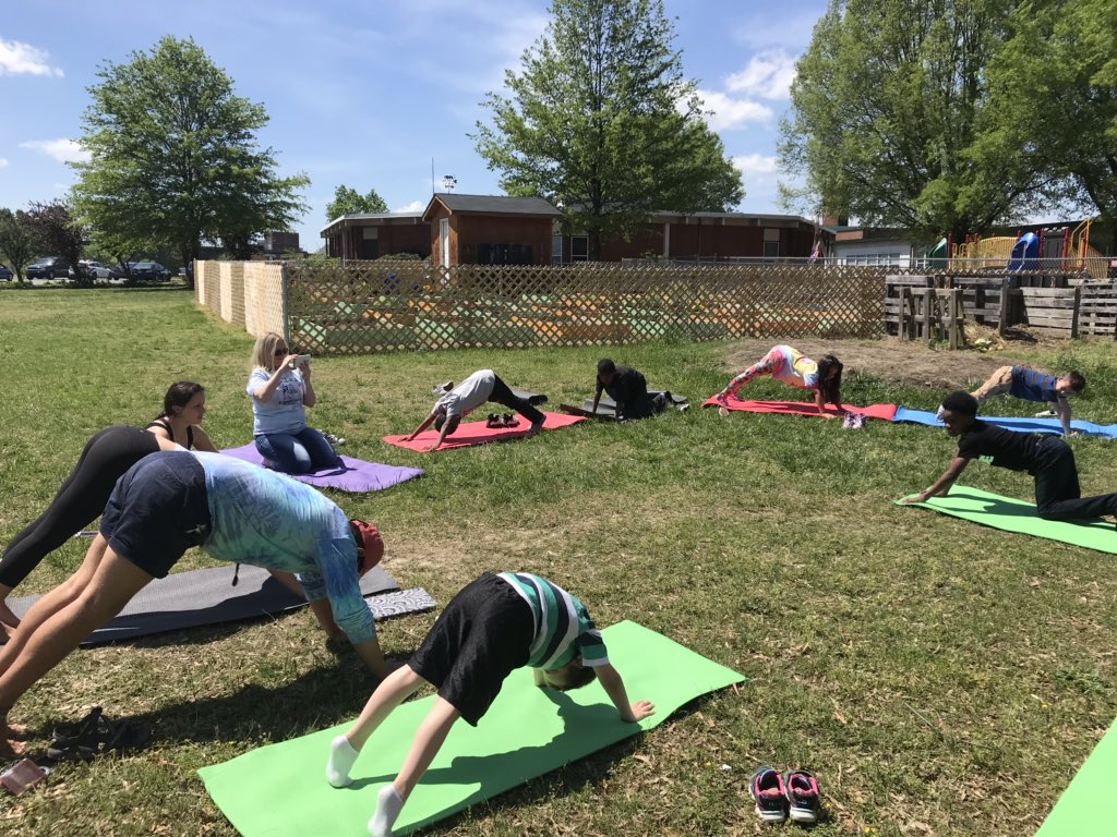 Miki_Salamon's tweet photo. @naomiperry_ did an awesome job leading yoga in the garden today!! I love how we ended in a circle saying one positive thing about the person beside us and one positive thing about the day! 🌀🌸✨ #EDU372 #ElonEd #EnviroEd #mindfulnessoutside #yoga https://t.co/v6gC6UzXPi
