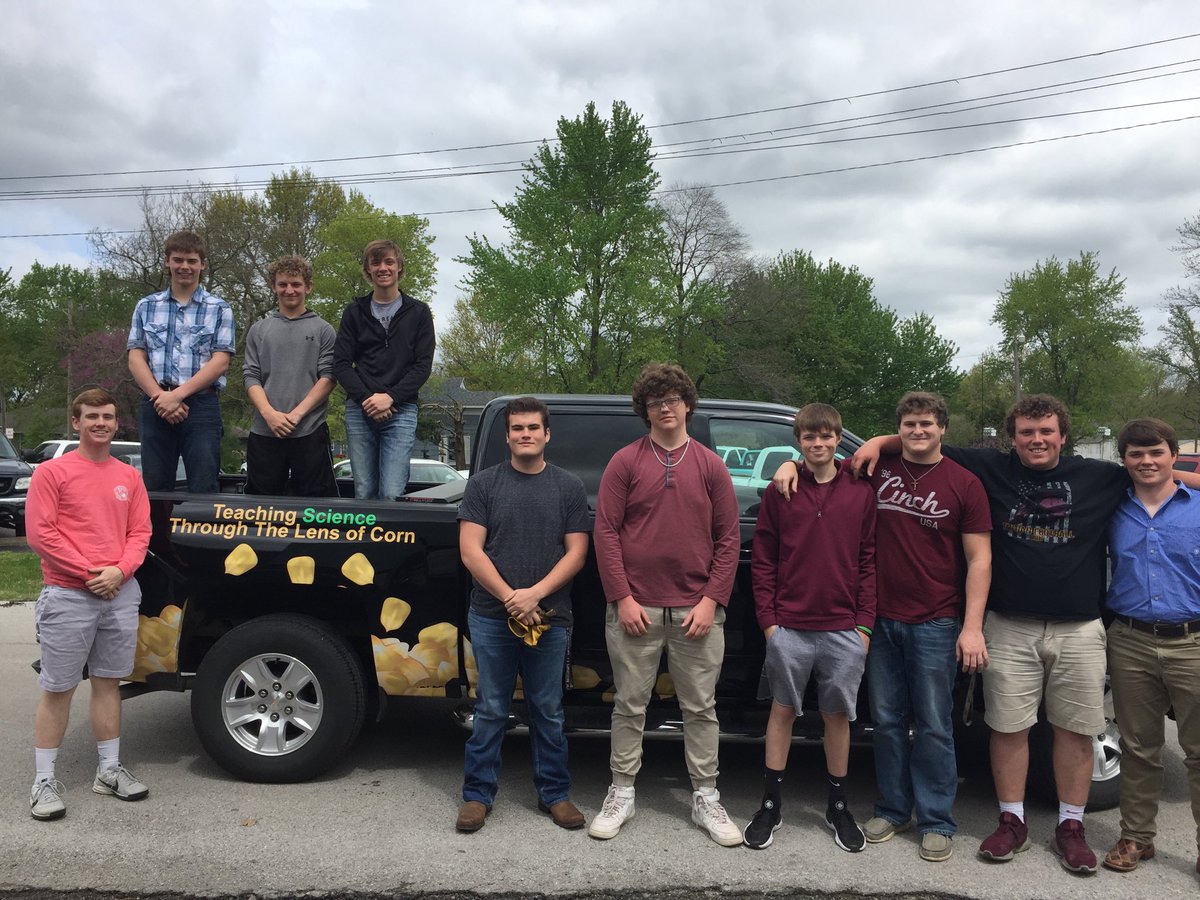 JoeCurran15's tweet photo. Kansas Corn Representative, Bill Johnston, visited the Girard Ag Education Department today while on a break from teaching RVH elementary students about Kansas Corn! #kscorn #girardffa https://t.co/akDWsXPpKP
