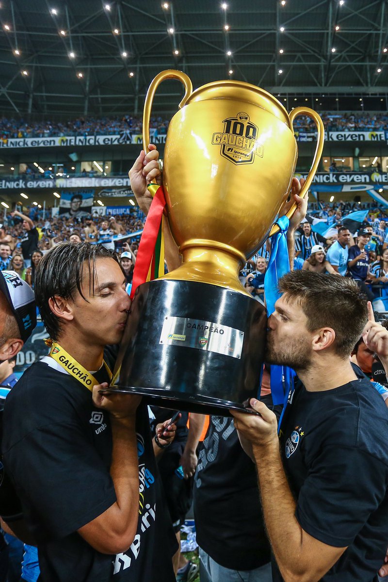 Geromeloficial's tweet photo. Mais um título e não poderia faltar a foto com o Kannemann. Um abraço gigante para a torcida tricolor, comemorem muito, vocês merecem! https://t.co/XWyczJBgum