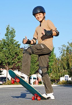 parachutecanada's tweet photo. Because #falls are common in skateboarding🛹, #skateboardinghelmets cover more of the back of the head and are made of material that is specially designed to withstand #multipleimpacts on the same spot. https://t.co/XVIVkU3Ssd #Helmets #LongWeekend #InjuryPrevention https://t.co/ajy1vXJoRj