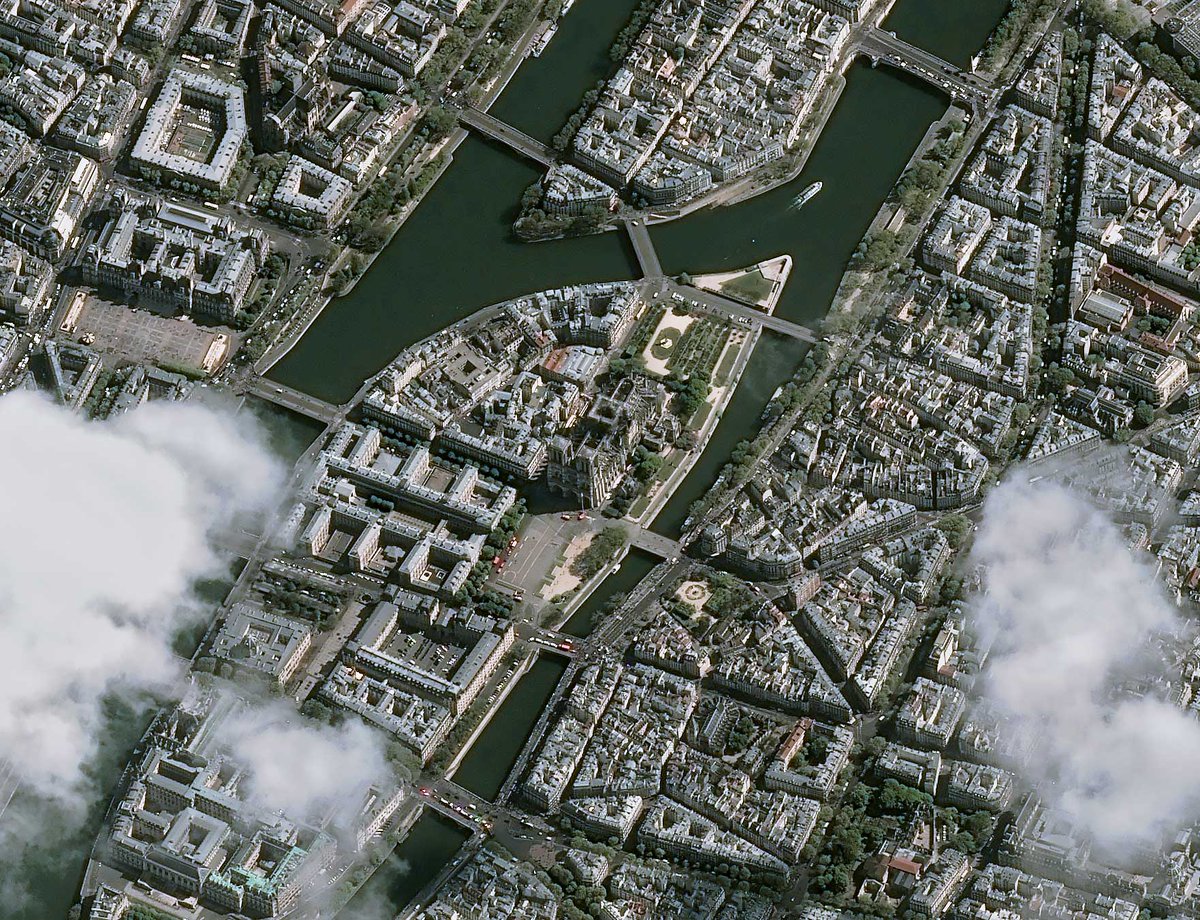 CNES's tweet photo. Les dégâts occasionnés sur la toiture de #NotreDame sont visibles à 700 km d'altitude. Le satellite Pléiades 1B les a photographiés hier https://t.co/RL2N4Jpaeq
Crédits CNES 2019, Distribution @AirbusSpace https://t.co/GCWXAGVl3S
