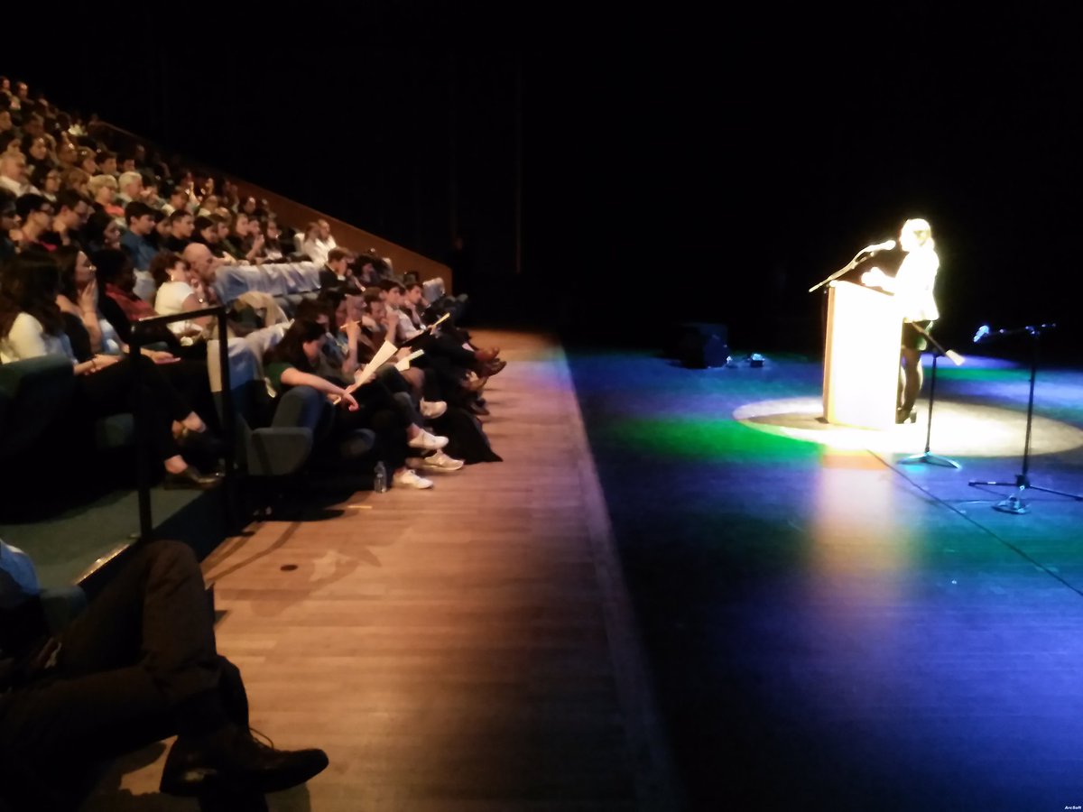 Place au premier candidat au #concourseloquence <a href="/uvsq/">UVSQ</a> <a href="/UnivParisSaclay/">Université Paris-Saclay</a> : Les hommes politiques sont-ils tous des comédiens?