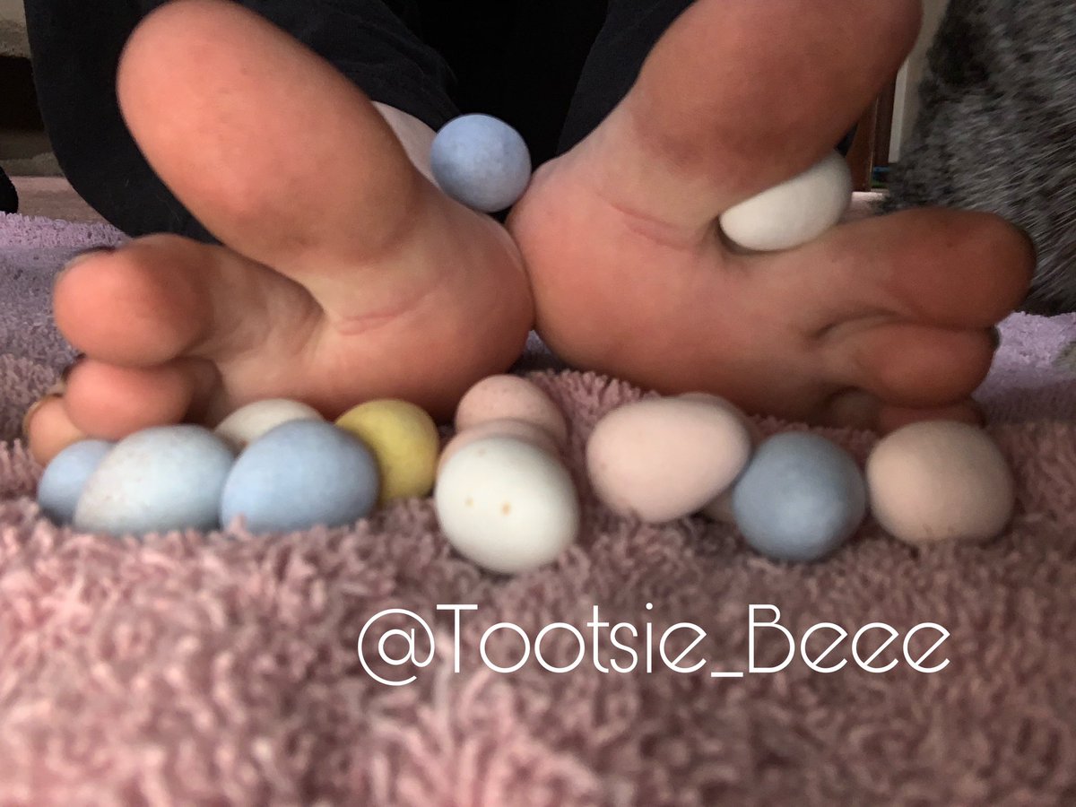Tootsie_Beee's tweet photo. Anyone else excited for Easter? 🐰🥚👣 #easterfeet #minieggs #chocolatetoes #chocolatefeet #eastertoes https://t.co/4zphv67Z1a