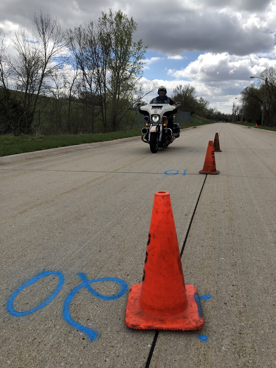 BellevuePolice's tweet image. Working on emergency braking, threshold braking from 40MPH! #Motorunit Tweeted by @OfcGrubb