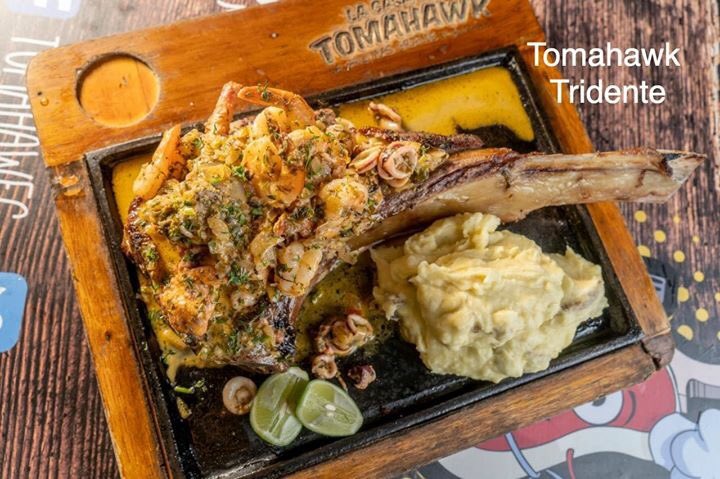 TomahawkEc's tweet photo. Seguimos con nuestro #TomahawkFest por #AniversarioTomahawk #2.
Este ejemplar lleva encima lo mejor del mar: pulpo, camarón y calamar todo sobre una salsa al ajillo.
Ven a disfrutarlo, abrimos hoy hasta las 23:00.
Te esperamos.
#TomahawkEc #TomahawkSteak https://t.co/6WaYrwLLSF