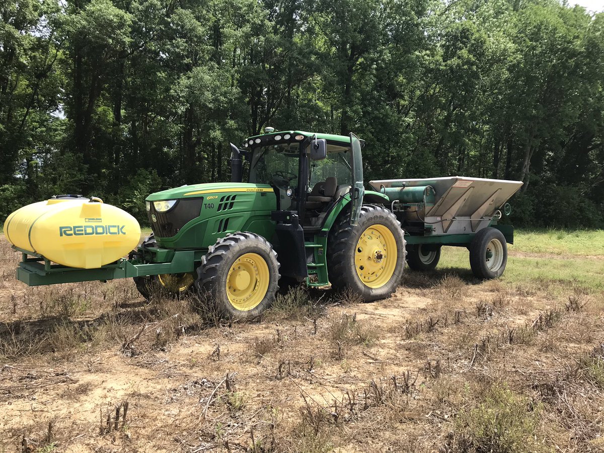 MPlumblee's tweet photo. Trying to beat the rain. #ratecontroller #VRIspreading #precisionag @CUESNews https://t.co/5rY2mmciKt