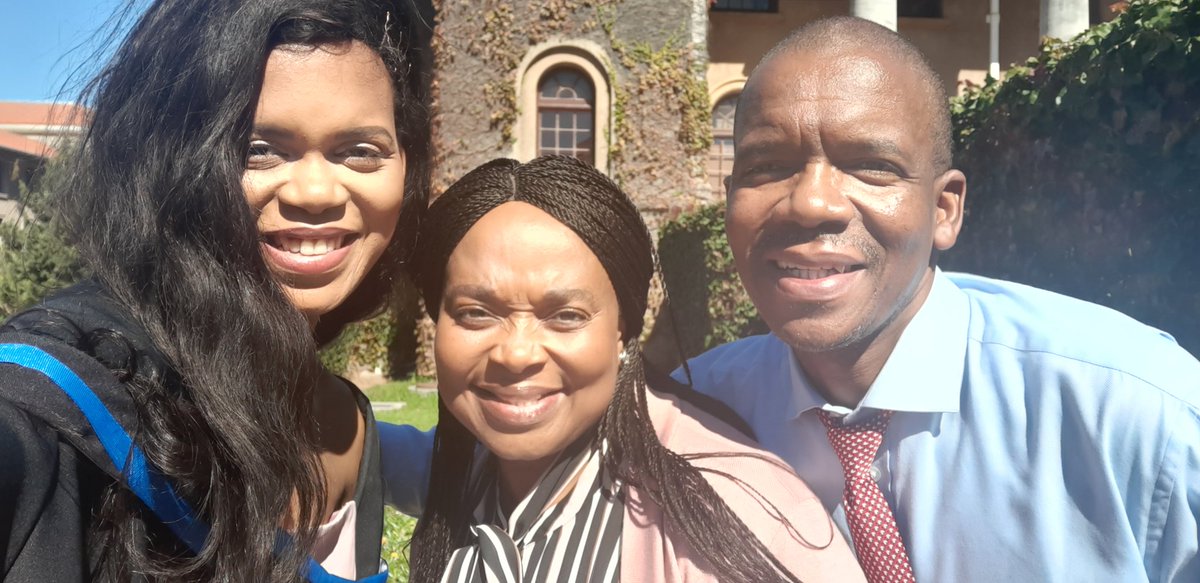 khalipha_ntloko's tweet photo. Getting my Honours degree would not be possible without the force of a praying mother and encouraging father.
If there's one thing I hope to do with my kids, it's to give them all the love and support throughout their studies like I've received 👩🏽🎓
#UCTGrad2019 #UCTGraduate https://t.co/LRN03iw0No