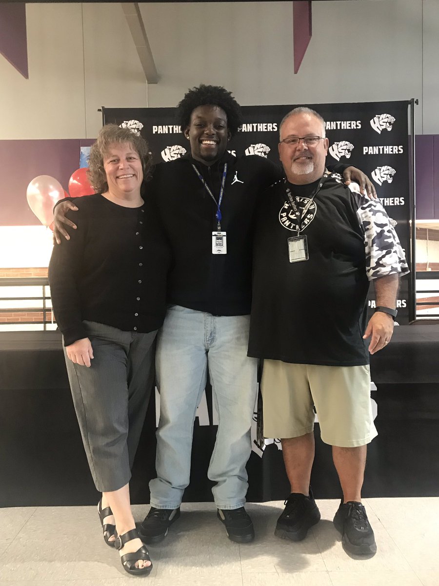 AntonioShedrick's tweet photo. Thanks to everyone that came out today to support Aumiere in his signing to Western Colorado University! #harrisonhighschool @CSGazetteSports  @hhspanthers1 @LindseySquints @CoPreps @SEExpressNews @davidlukeramsey @MountaineerFB @VBenedetto  @Jas_Bains_12  @A_shedrick34 https://t.co/RehnmWmbQa