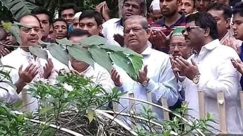 J_Juddha's tweet photo. সম্প্রতি বগুড়ায় সন্ত্রাসীদের হাতে নিহত বিএনপি নেতা এ্যডভোকেট মাহবুব আলম শাহীনের পরিবারে সাথে সাক্ষাৎ করতে আজ বিএনপির মহাসচিব মির্জা ফখরুল ইসলাম আলমগীর বগুড়ায় যান।

এসময় তিনি নিহত বিএনপি নেতার কবর জিয়ারত করেন এবং পরিবারের সদস্যদের সাথে সাক্ষাত করে সমবেদনা জানান। https://t.co/mMGq8TF8ZK