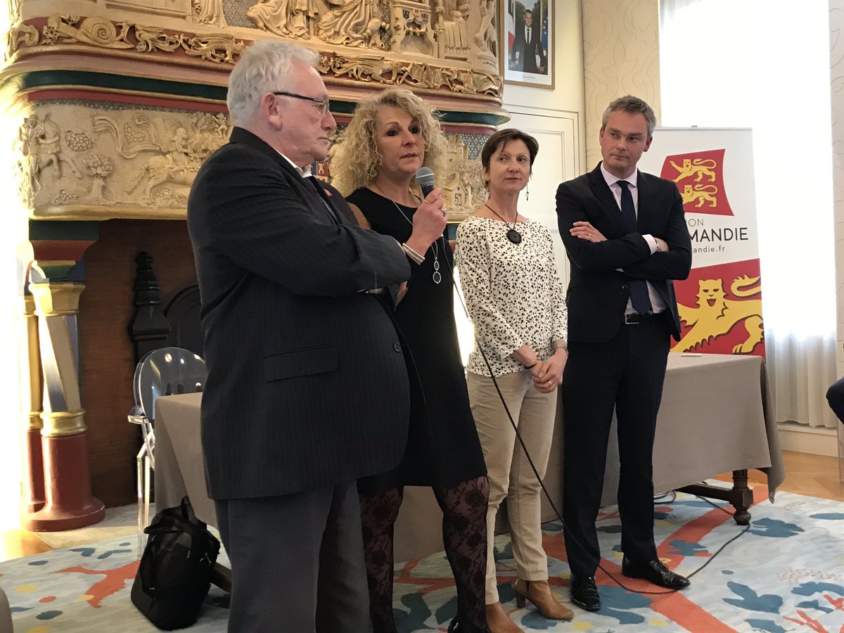 DMARGUERITTE's tweet photo. Présentation du dispositif #CoupDePouce et de la monnaie normande citoyenne @LeRollon devant les commerçants de @CherbourgEnCot avec ma collègue @LyndaLahalle et les partenaires @CCIOuestNormand #CMA50 https://t.co/FuwbTt64FJ