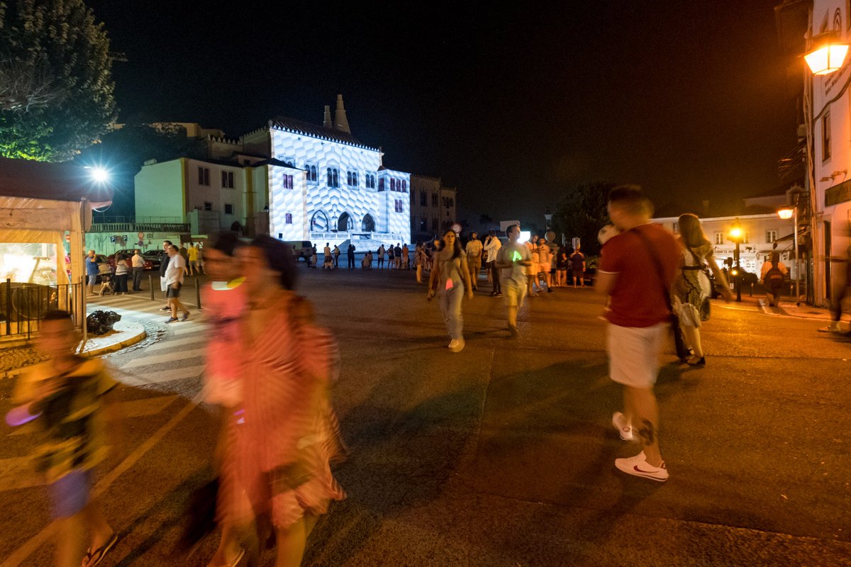 Hoje, Dia Internacional dos Monumentos e Sítios, propomos uma visita ao Palácio Nacional de Sintra e a Tiling Draws, o videomapping criado pelos Desilence no AURA Sintra 2018. aurafestival.pt