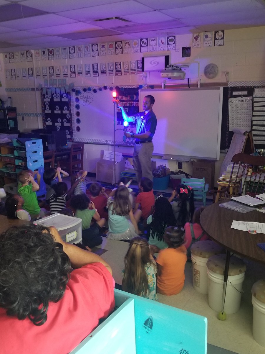 andreacj11's tweet photo. Finishing up Science Day @BelvedereElemSC with @SCSMObservatory while 1st graders explore light. #youngscientist
@AlfordOnTheGo 
@theMinolfo https://t.co/18JUf4UXxg