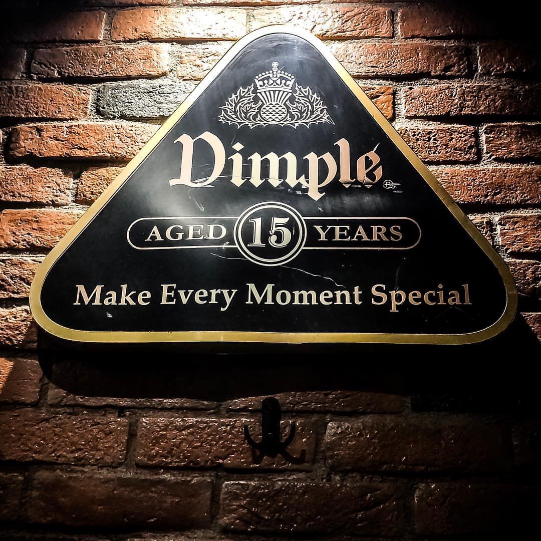 #repost @lampros_zografos Make every moment special! 🥃👌🎩🚬♠️
#thema
#whisky 
#scotch 
#blended
#dimplewhiskey